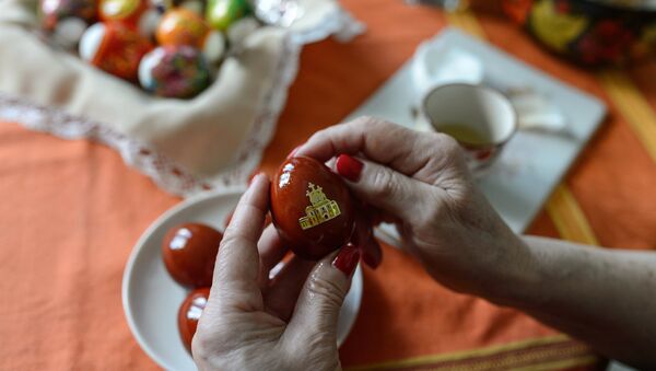 Окрашивание яиц к Пасхе - Sputnik Абхазия