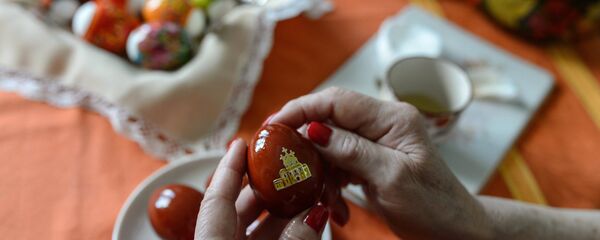 Окрашивание яиц к Пасхе Окрашивание яиц к Пасхе - Sputnik Абхазия