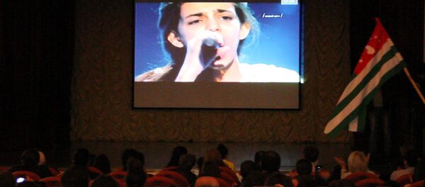 Выступление Валерии Адлейба на шоу Ты супер! смотрят в Очамчырском Доме культуры - Sputnik Абхазия