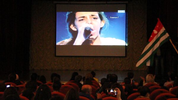 Выступление Валерии Адлейба на шоу Ты супер! смотрят в Очамчырском Доме культуры - Sputnik Абхазия
