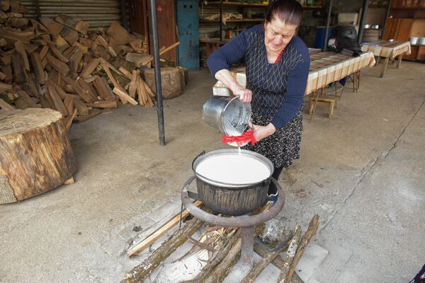 Приготовление первого сыра в селе Дурипш - Sputnik Абхазия