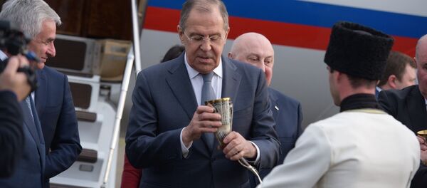 Сергея Лаврова встретили рогом вина и ачашвом в аэропорту Сухума - Sputnik Абхазия