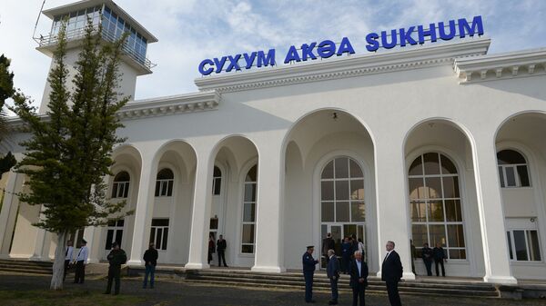 Делегация из Абхазии в ожидании прибытия Главы МИД Росии Сергея Лаврова в аэропорт Бабушара - Sputnik Абхазия