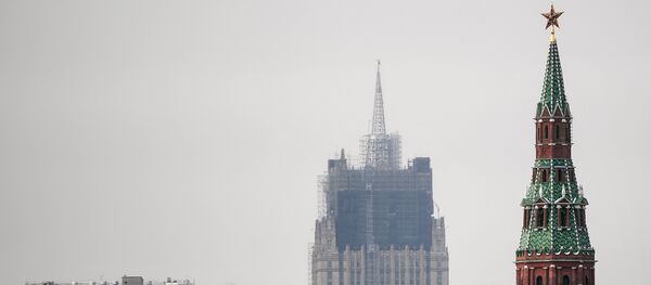 Продолжаются ремонтные работы по замене шпиля на здании МИД Продолжаются ремонтные работы по замене шпиля на здании МИД - Sputnik Абхазия