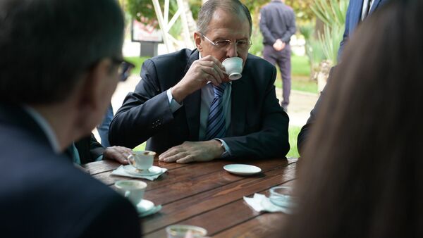 Министр иностранных дел РФ Сергей Лавров во время визита в Абхазию пьет кофе на Брехаловке - Sputnik Абхазия
