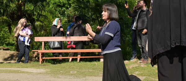 Люди у дома на стекле которого появился лик Божьей Матери в селе Первый Гал Люди у дома на стекле которого появился лик Божьей Матери в селе Первый Гал - Sputnik Абхазия
