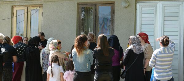 Люди молятся у дома на стекле которого появился лик Божьей Матери в селе Первый Гал - Sputnik Абхазия