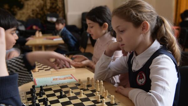 Шахматный лабиринт и 64 клетки: как осваивают игру школьники Сухума - Sputnik Абхазия