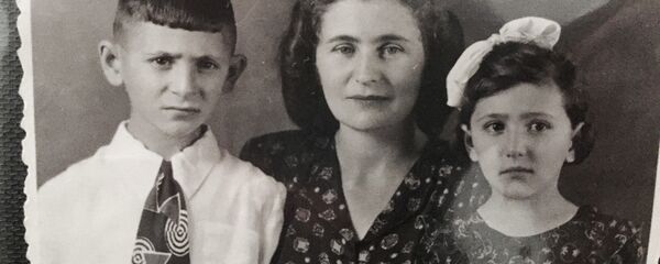 Аддиле Аббас-оглы с двумя детьми Эдуардом и Лейлой Василиади - Sputnik Абхазия