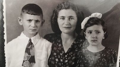 Аддиле Аббас-оглы с двумя детьми Эдуардом и Лейлой Василиади