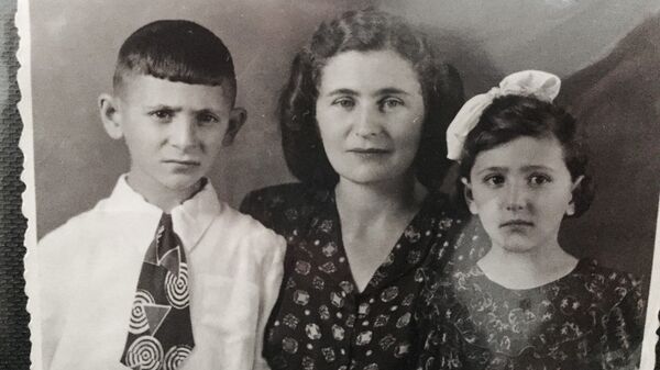 Аддиле Аббас-оглы с двумя детьми Эдуардом и Лейлой Василиади - Sputnik Абхазия
