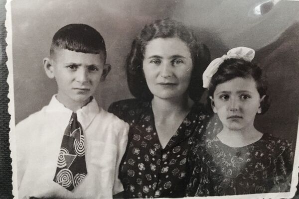 Аддиле Аббас-оглы с двумя детьми Эдуардом и Лейлой Василиади - Sputnik Абхазия