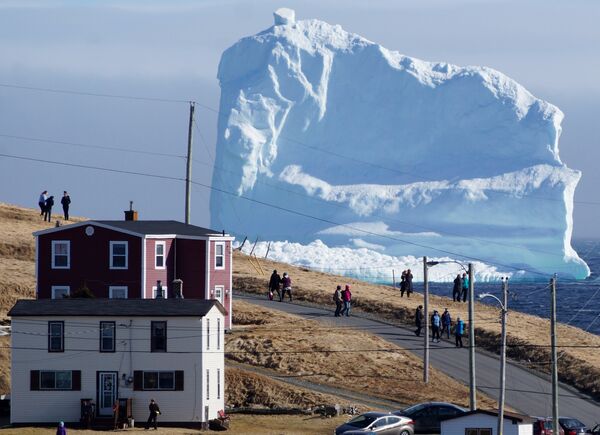 Жители рассматривают первый айсберг сезона, проходящий через Южный Берег Ньюфаундленда - Sputnik Абхазия