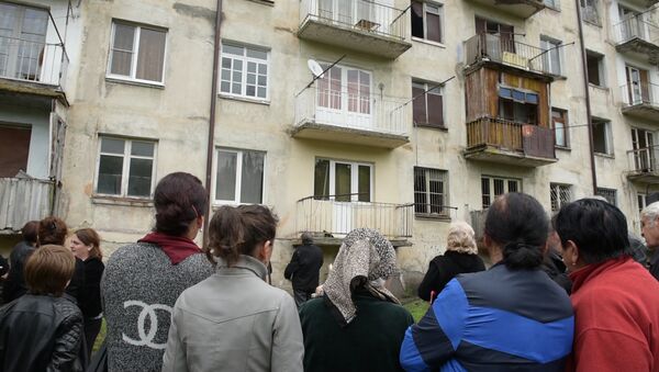 Лики святых или разводы на окне: что разглядели жильцы пятиэтажки в Ткуарчале - Sputnik Абхазия