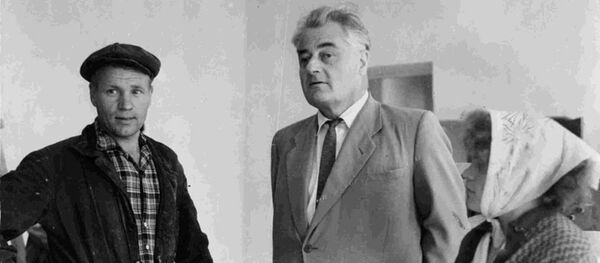 Первый ректор НГУ И.Н. Векуа разговаривает со строителями главного корпуса. Один из строителей Ф.Е. Десятов. Первый ректор НГУ И.Н. Векуа разговаривает со строителями главного корпуса. Один из строителей Ф.Е. Десятов. - Sputnik Абхазия