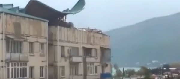 Сносит крыши и валит деревья: видео урагана в Гагре - Sputnik Абхазия