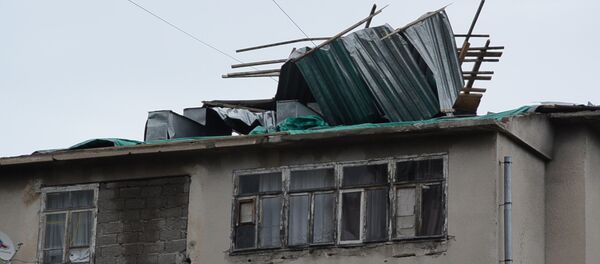 Вернуть крышу: в Сухуме после урагана начали восстанавливать кровлю домов - Sputnik Абхазия