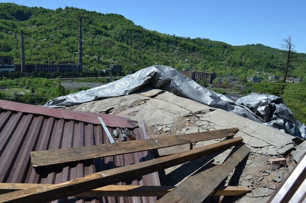 Ремонтно-восстановительные работы кровли в девятиэтажном многоквартирном жилом доме по улице Назадзе 19а в Старом поселке Сухума - Sputnik Абхазия