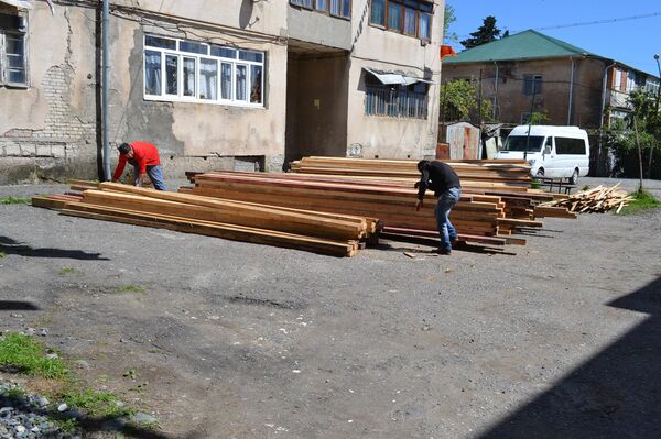 Ремонтно-восстановительные работы кровли в девятиэтажном многоквартирном жилом доме по улице Назадзе 19а в Старом поселке Сухума - Sputnik Абхазия