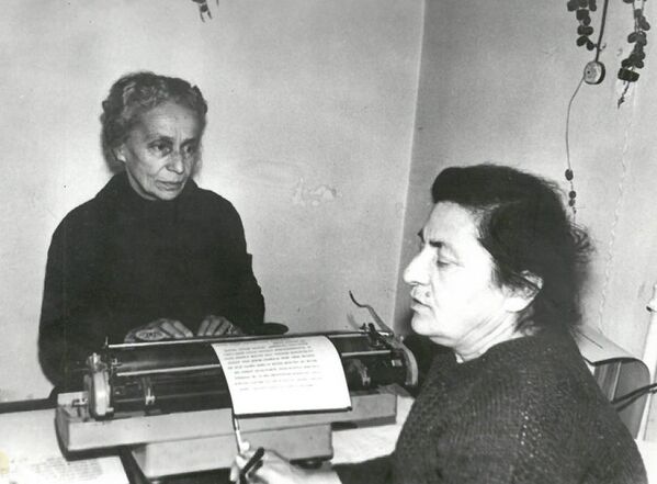 Редактор Елена Гунба и машинист Фения Отырба АР в 1976 году - Sputnik Абхазия