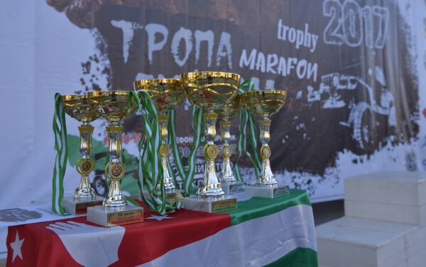 Кубки соревнования по преодолению бездорожья на внедорожниках Тропа буйвола - Sputnik Абхазия