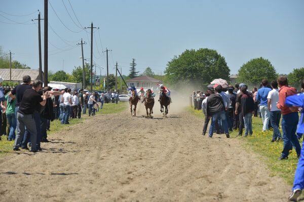 В селе Кутол Очамчырского района в честь праздника весны и труда проходят конноспортивные соревнования В селе Кутол Очамчырского района в честь праздника весны и труда проходят конноспортивные соревнования - Sputnik Абхазия