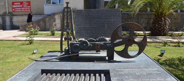 Памятник Индоевропейскому телеграфу в Гагре Памятник Индоевропейскому телеграфу в Гагре - Sputnik Абхазия