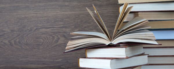 Стопка книг на столе Стопка книг на столе - Sputnik Абхазия