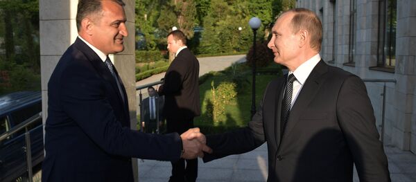 Встреча президента РФ В. Путина с президентом Республики Южная Осетия А. Бибиловым Встреча президента РФ В. Путина с президентом Республики Южная Осетия А. Бибиловым - Sputnik Абхазия