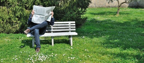 Мужчина читает газету Мужчина читает газету - Sputnik Абхазия