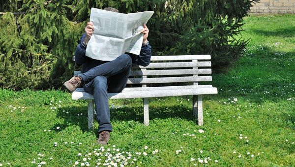 Мужчина читает газету - Sputnik Абхазия