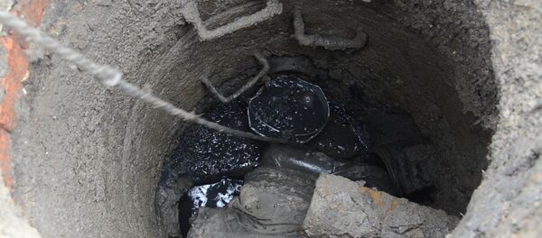 Вручную и в химзащите: как чистят канализацию в Сухуме Вручную и в химзащите: как чистят канализацию в Сухуме - Sputnik Абхазия