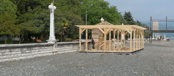 Строительство на набережной сборно-разборных конструкций на сухумской набережной Строительство на набережной сборно-разборных конструкций на сухумской набережной - Sputnik Абхазия