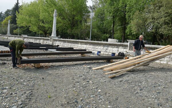 Строительство на набережной сборно-разборных конструкций на сухумской набережной - Sputnik Абхазия