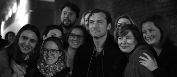 Селфи с Джуд Лоу после спектакля в Лондоне Селфи с Джуд Лоу после спектакля в Лондоне - Sputnik Абхазия