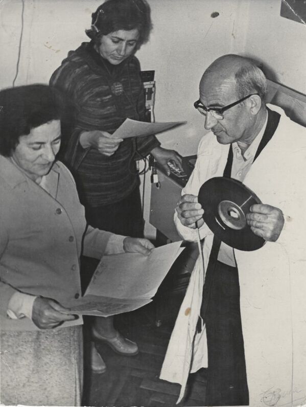 Сотрудники АР в 1970 году. Елена Гунба и Тина Корсая и главный инженер Аведис Тер-Мкртычан - Sputnik Абхазия