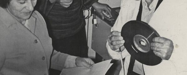 Сотрудники АР в 1970 году. Елена Гунба и Тина Корсая и главный инженер Аведис Тер-Мкртычан Сотрудники АР в 1970 году. Елена Гунба и Тина Корсая и главный инженер Аведис Тер-Мкртычан - Sputnik Абхазия