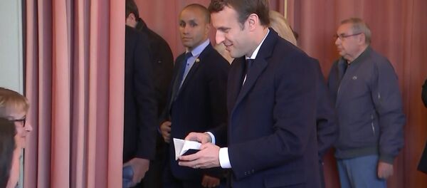 Голосование Макрона и Ле Пен во втором туре президентских выборов во Франции Голосование Макрона и Ле Пен во втором туре президентских выборов во Франции - Sputnik Абхазия