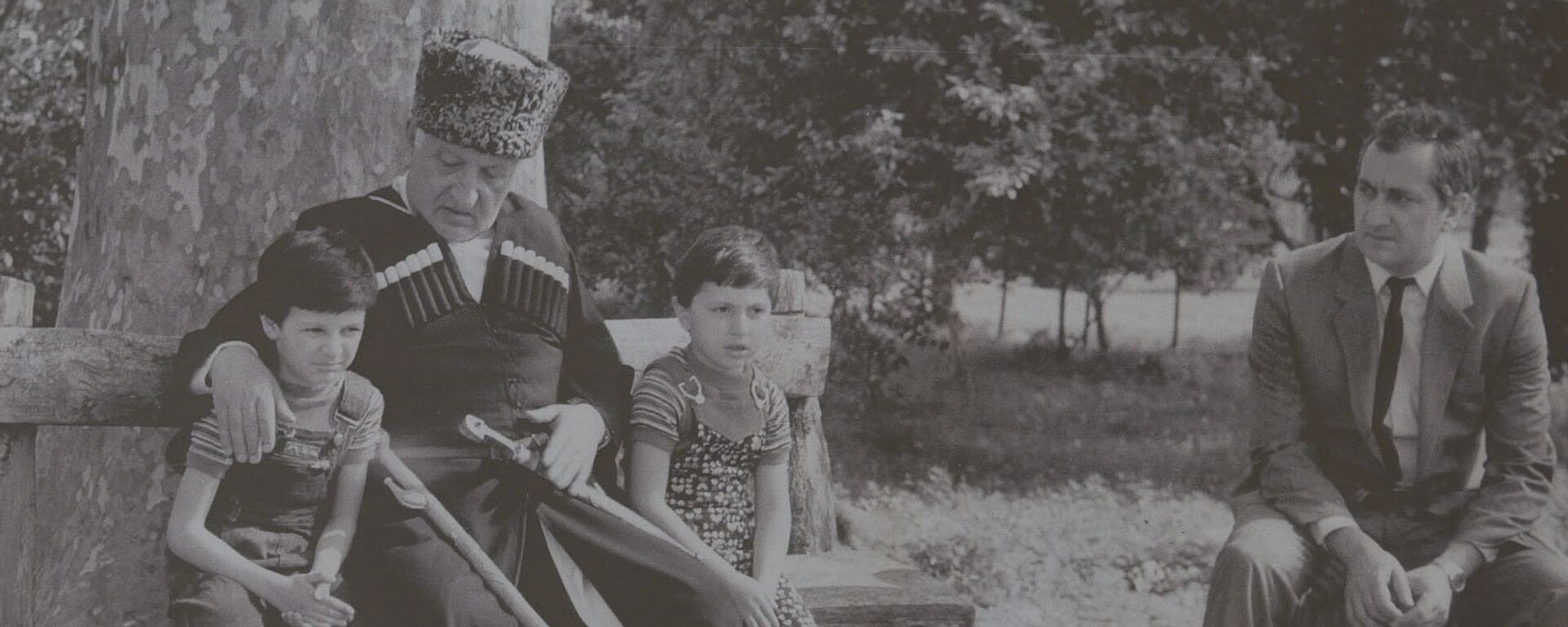 Народный поэт Абхазии Баграт Шинкуба во дворе своего дома в селе Члоу под многолетним платаном - Sputnik Абхазия, 1920, 12.05.2022