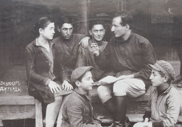 Баграт Шинкуба (крайний справа) во время учебы в средней школе села Джгерда.  - Sputnik Абхазия