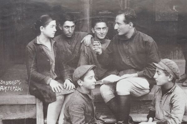 Баграт Шинкуба (крайний справа) во время учебы в Джгердской средней школе - Sputnik Абхазия