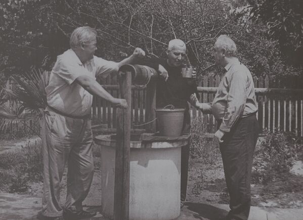 Слева направо: Александр Твардовский, Константин Симонов и Баграт Шинкуба в поселке Агудзера. - Sputnik Абхазия