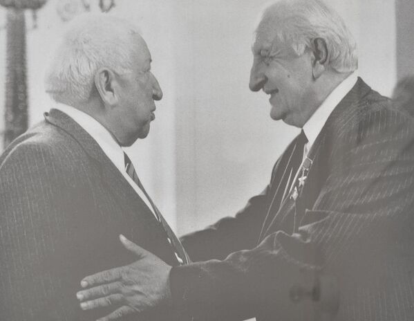 Баграт Шинкуба с Расулом Гамзатовым, 80-е годы. - Sputnik Абхазия