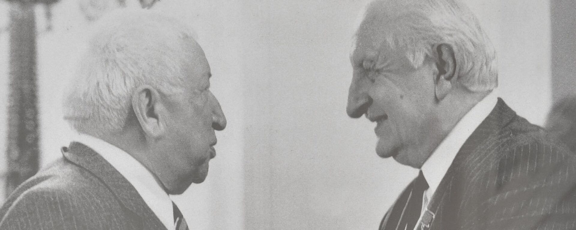 Баграт Шинкуба с Расулом Гамзатовым, 80-е годы - Sputnik Аҧсны, 1920, 12.05.2022