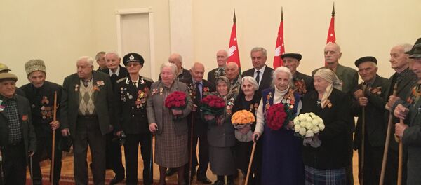 Президент Абхазии Рауль Хаджимба в День Победы  встретился с ветеранами ВОВ Президент Абхазии Рауль Хаджимба в День Победы  встретился с ветеранами ВОВ - Sputnik Абхазия