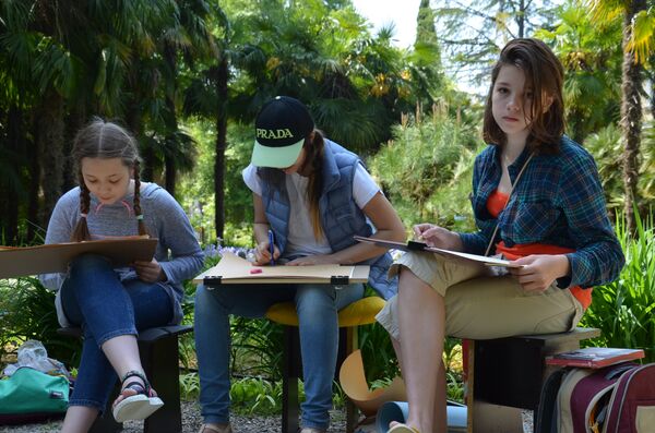 Участники II Всероссийского конкурса-пленэра Палитра мира в Ботаническом Саду  - Sputnik Абхазия