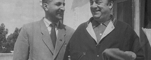 Народный поэт Абхазии Баграт Шинкуба и чилийский поэт Пабло Неруда. Фото 1957 года. - Sputnik Абхазия