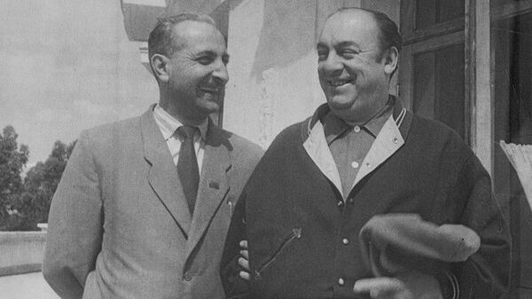 Народный поэт Абхазии Баграт Шинкуба и чилийский поэт Пабло Неруда. Фото 1957 года. - Sputnik Абхазия