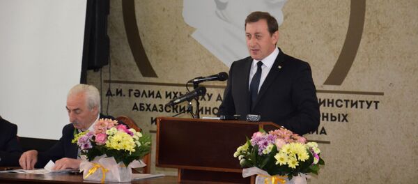 Круглый стол в честь юбилея абхазского поэта Баграта Шинкуба Круглый стол в честь юбилея абхазского поэта Баграта Шинкуба - Sputnik Абхазия