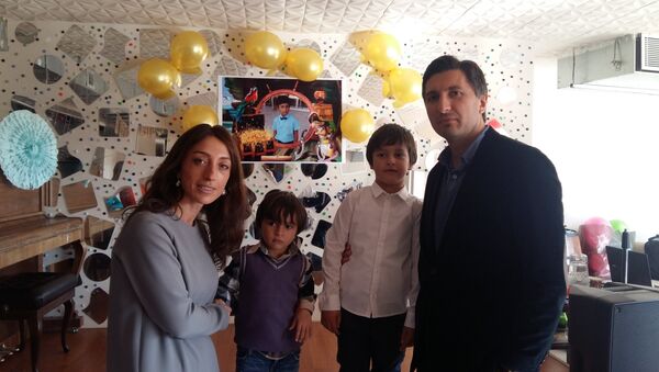 Внук Баграта Шинкуба Заур Шинкуба с семьей - Sputnik Абхазия